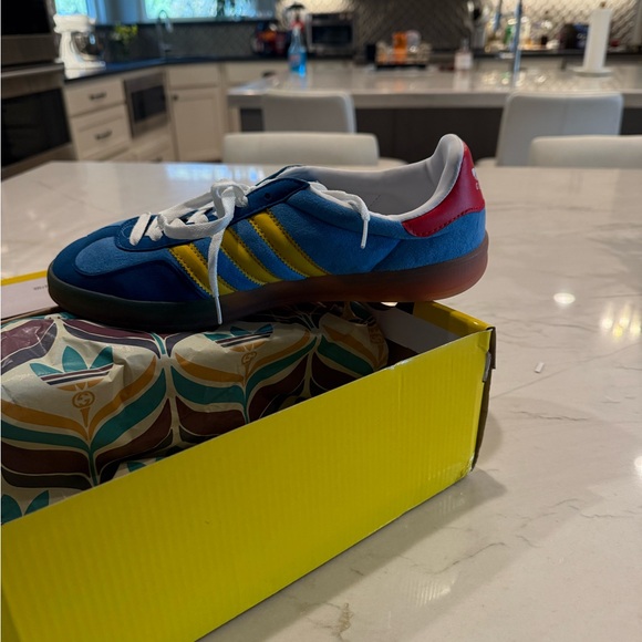 Gucci gazelle women’s turquoise suede sneakers.Brand new with original box. - Picture 3 of 4